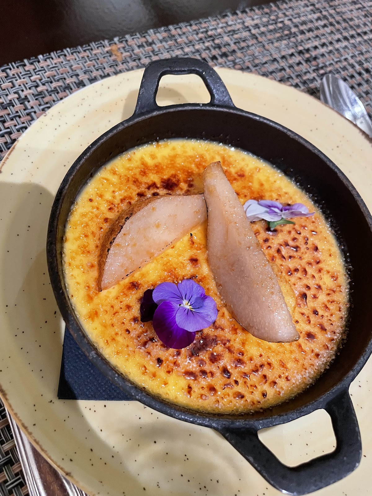 Crème brûlée com pera