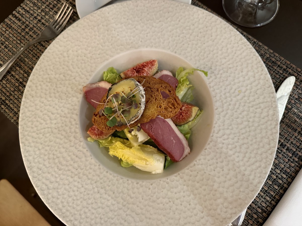 Salada de magret de pato com figos e queijo de cabra