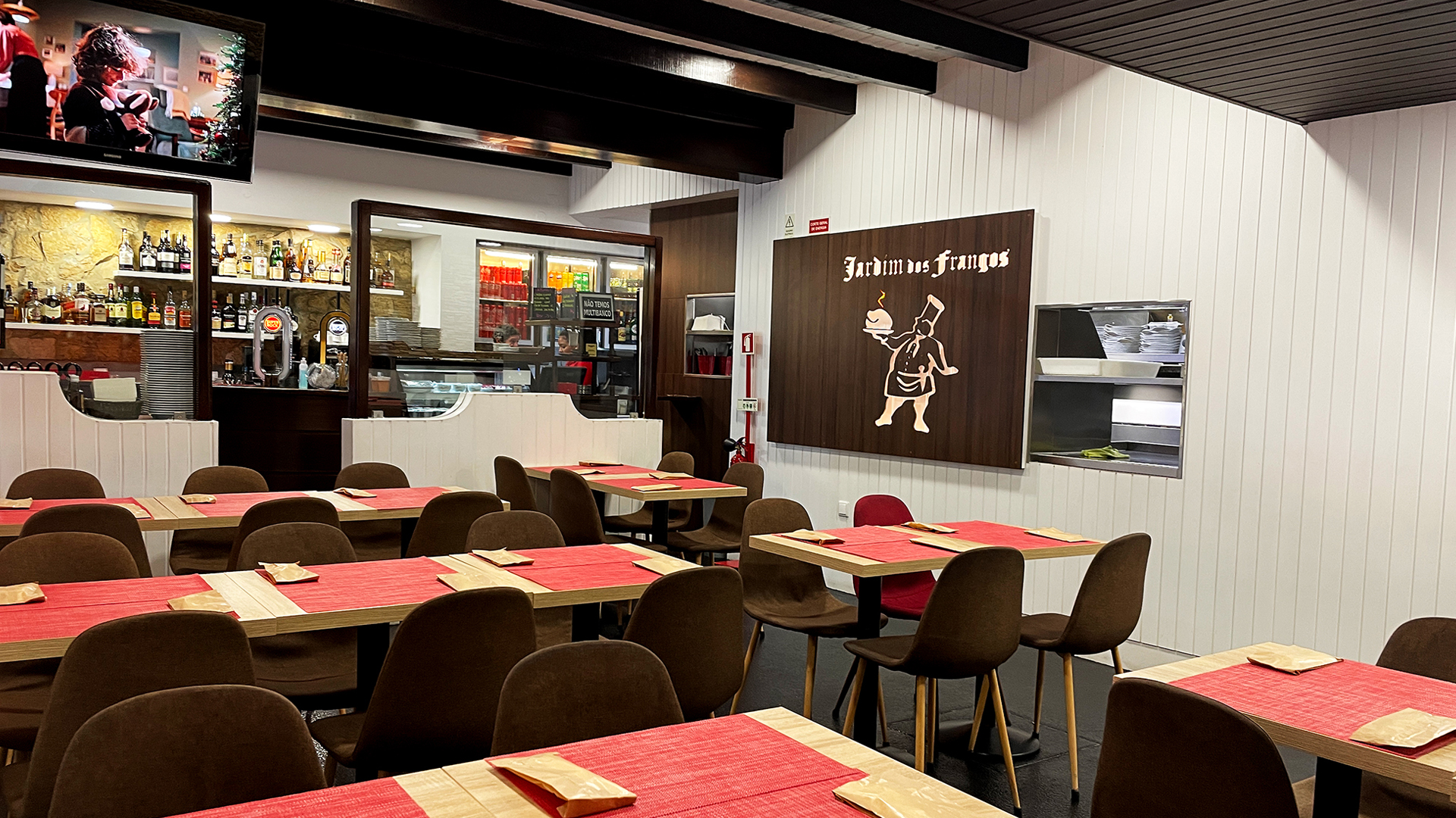 Restaurant dining area with red placemats and bar